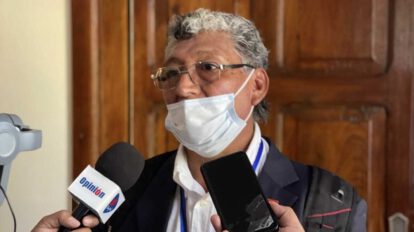 Sujeto lanza tomate a Manfred durante entrevista
