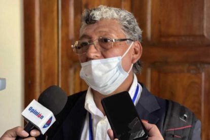 Sujeto lanza tomate a Manfred durante entrevista