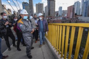 Malla alta en el puente de Las Américas para reforzar la seguridad peatonal