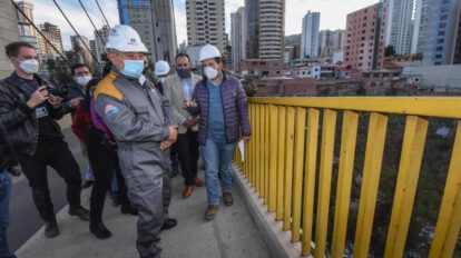Malla alta en el puente de Las Américas para reforzar la seguridad peatonal