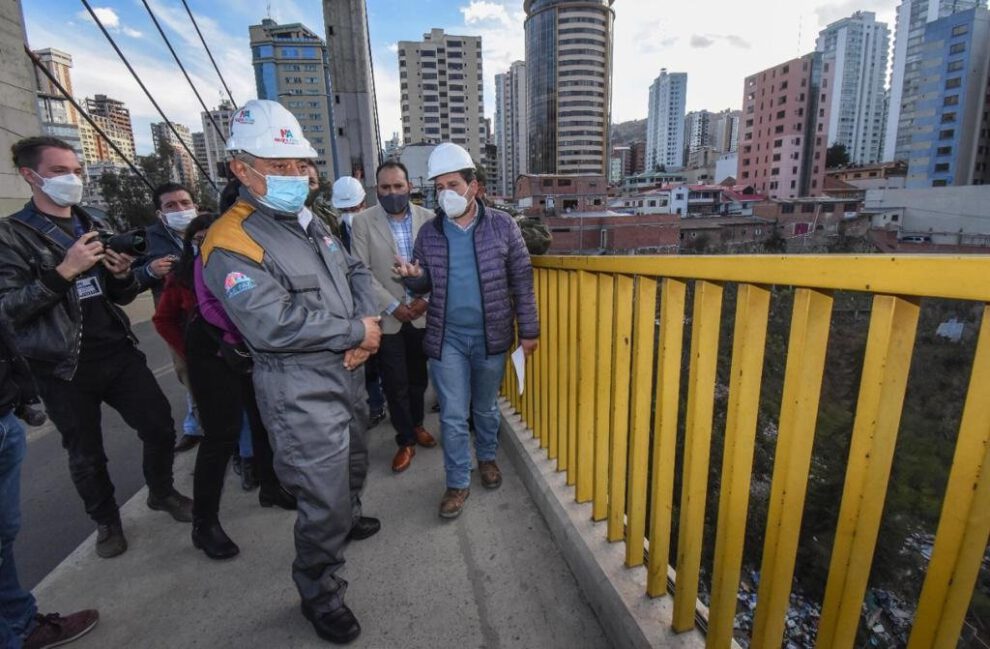 Malla alta en el puente de Las Américas para reforzar la seguridad peatonal