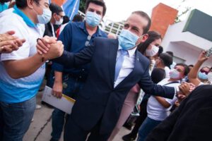 Luis Fernando Camacho dona su salario a Davosan y Hombres Nuevos