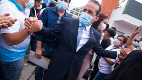 Luis Fernando Camacho dona su salario a Davosan y Hombres Nuevos