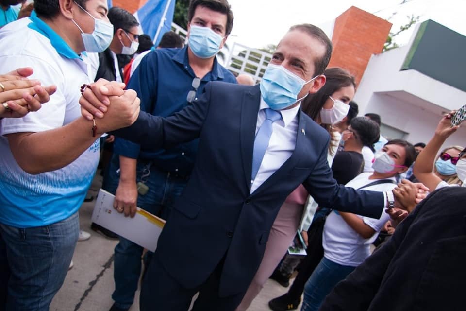 Luis Fernando Camacho dona su salario a Davosan y Hombres Nuevos