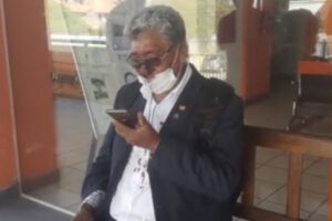 Agresión a José Luis Funes tras lanzar un tomate al alcalde Manfred Reyes Villa