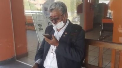 Agresión a José Luis Funes tras lanzar un tomate al alcalde Manfred Reyes Villa