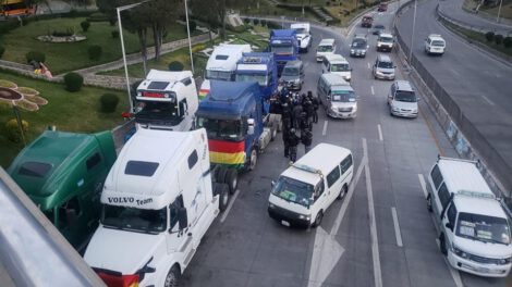 Bloqueo de transportistas en La Paz por reactivación del tren Arica-La Paz