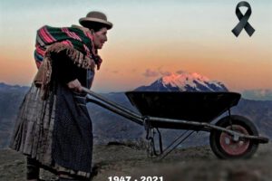 Fallece doña Valentina, conocida por la fotografía de la mujer llevándose el Illimani