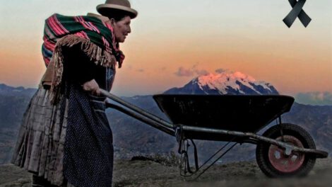 Fallece doña Valentina, conocida por la fotografía de la mujer llevándose el Illimani