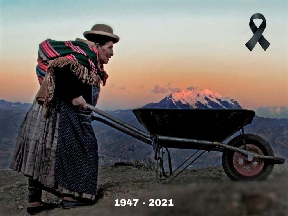 Fallece doña Valentina, conocida por la fotografía de la mujer llevándose el Illimani