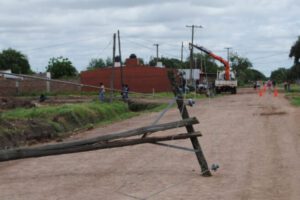 poste de luz cae encima de un niño en Santa Cruz
