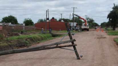 poste de luz cae encima de un niño en Santa Cruz