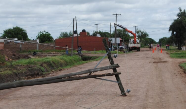 poste de luz cae encima de un niño en Santa Cruz
