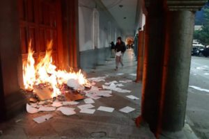Dañan vehículo del Ministerio Público durante manifestación en Oruro