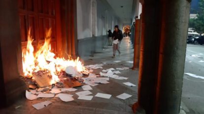 Dañan vehículo del Ministerio Público durante manifestación en Oruro