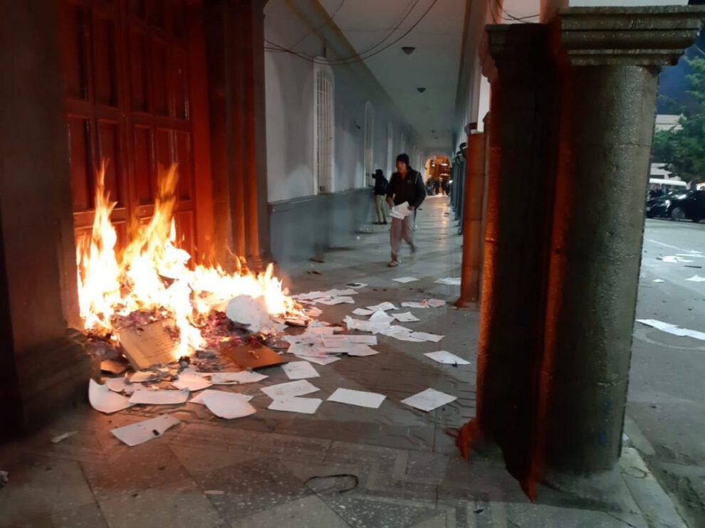 Dañan vehículo del Ministerio Público durante manifestación en Oruro