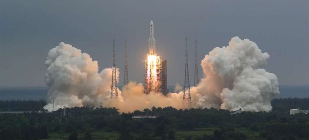 Cohete chino Long March 5B que regresa a la Tierra