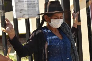 Feminicidio en Cochabamba: Madre se crucifica en protesta