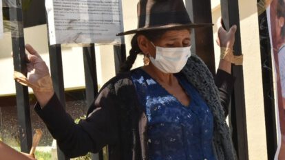 Feminicidio en Cochabamba: Madre se crucifica en protesta