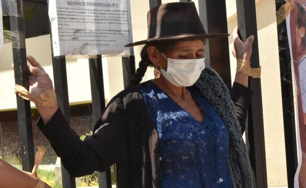 Feminicidio en Cochabamba: Madre se crucifica en protesta