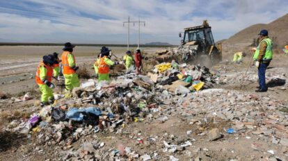 Campaña de limpieza ABC en la carretera Oruro-Pisiga