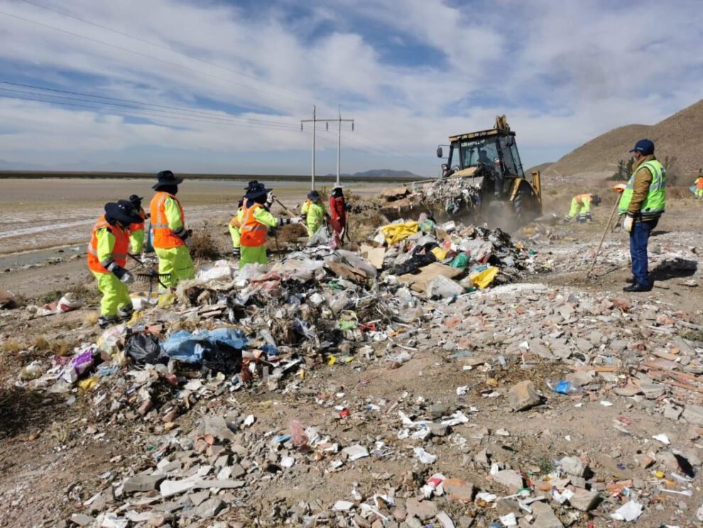 Campaña de limpieza ABC en la carretera Oruro-Pisiga