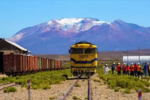 Prueba técnica ferroviaria con carga de acero en Bolivia