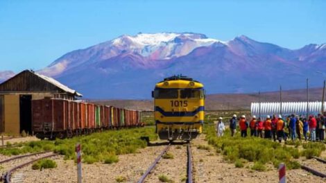 Prueba técnica ferroviaria con carga de acero en Bolivia