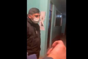 Policías roban celular y extorsionan a un ciudadano en El Alto