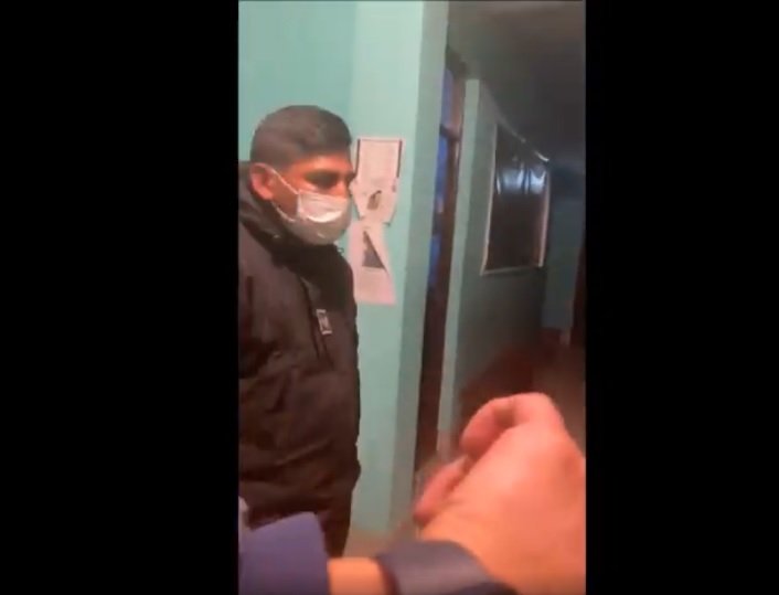 Policías roban celular y extorsionan a un ciudadano en El Alto