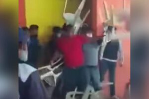 Expulsión a sillazos en congreso del MAS en Santa Cruz