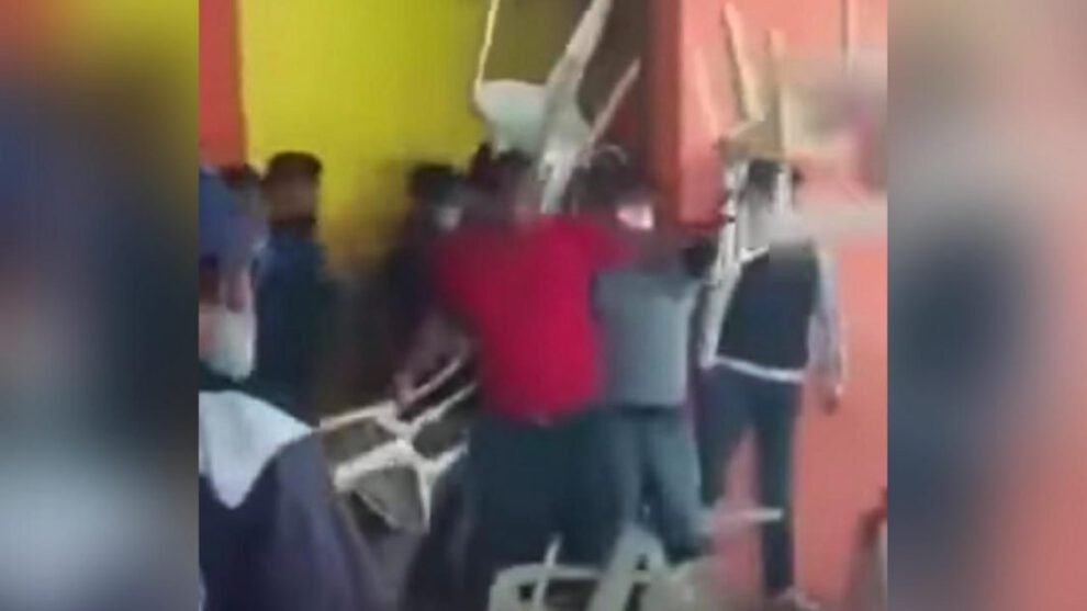 Expulsión a sillazos en congreso del MAS en Santa Cruz