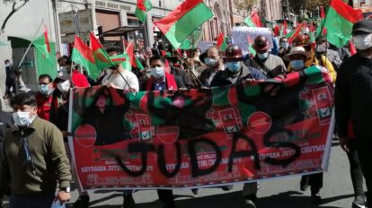 Marcha de simpatizantes de Jallalla contra Santos Quispe