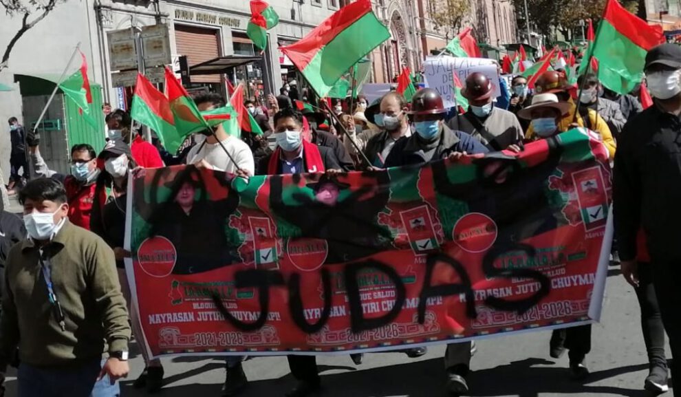 Marcha de simpatizantes de Jallalla contra Santos Quispe