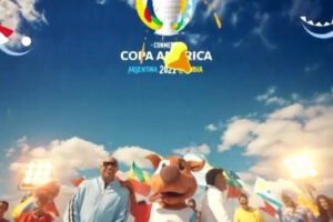 Escena del video donde se ve la Bandera Nacional al revés
