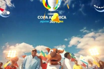 Escena del video donde se ve la Bandera Nacional al revés
