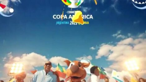 Escena del video donde se ve la Bandera Nacional al revés
