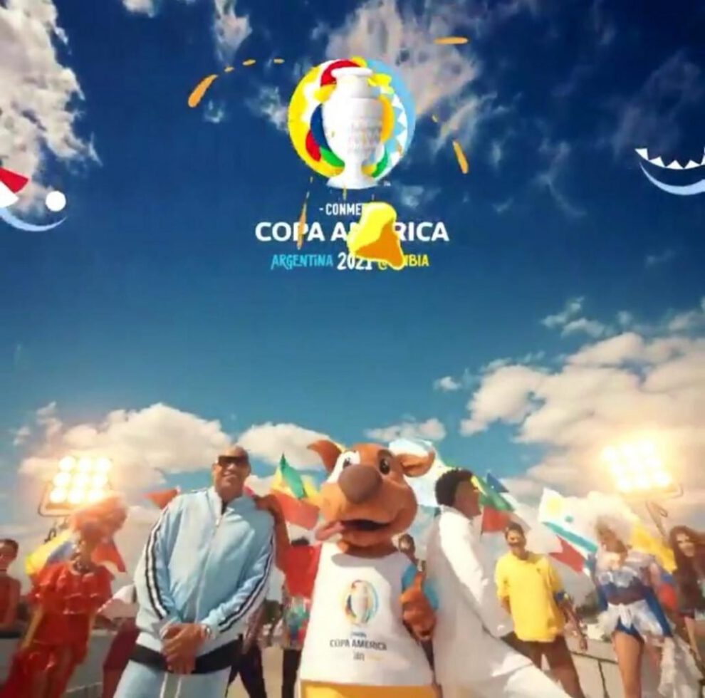 Escena del video donde se ve la Bandera Nacional al revés