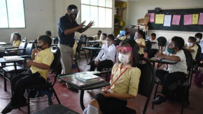 Estudiantes pasando clases semipresencial sobre el horario de invierno