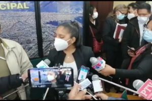 Iris Flores denuncia falta de documentación en El Alto
