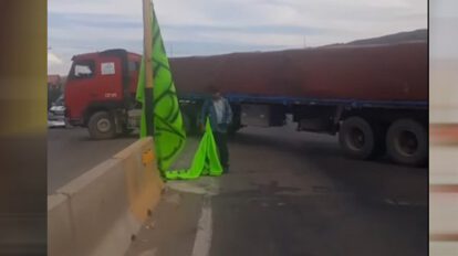 Bloqueo de camiones con soya en Santa Cruz