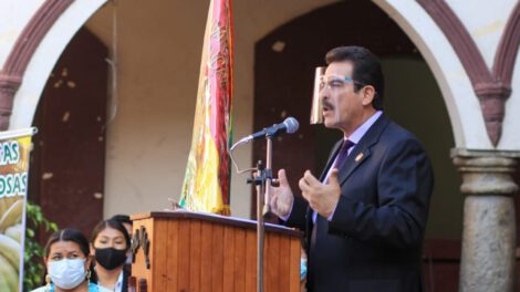 Desayuno escolar Cochabamba entregado por Manfred Reyes Villa