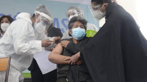 Mujer recibiendo la vacuna contra el Covid-19 en Bolivia