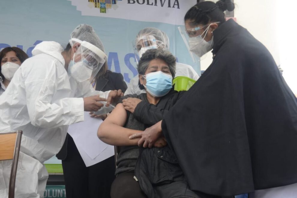 Mujer recibiendo la vacuna contra el Covid-19 en Bolivia