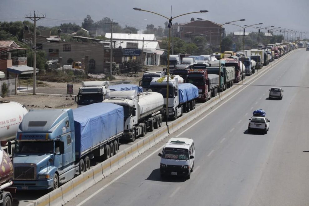 Transporte pesado continúa con el bloqueo en Cochabamba
