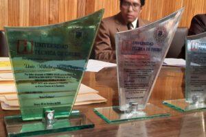 Reconocimientos a los ganadores de la Feria de Investigación UTO