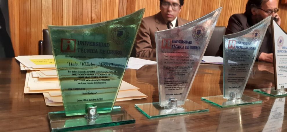 Reconocimientos a los ganadores de la Feria de Investigación UTO