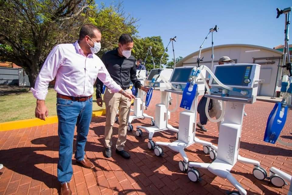 Respiradores artificiales entregados por Camacho al Hospital Japonés