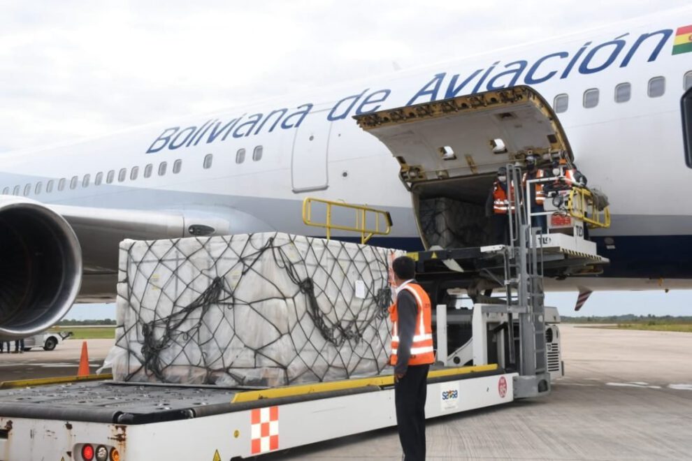 Vacunas Sinopharm llegan a Bolivia en avión de BOA