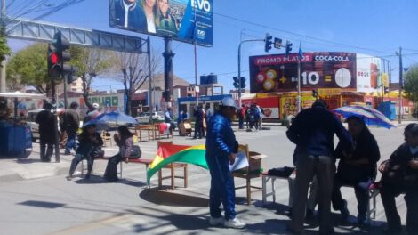 Bloqueos en Oruro por maestros y trabajadores en salud